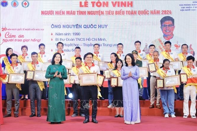 Tôn vinh 100 gương hiến máu tiêu biểu toàn quốc năm 2024 ảnh 1