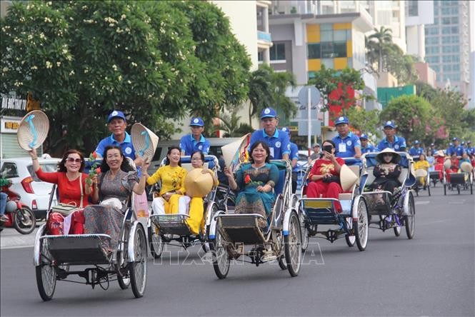 Ấn tượng cuộc diễu hành áo dài trên phố biển Nha Trang ảnh 2