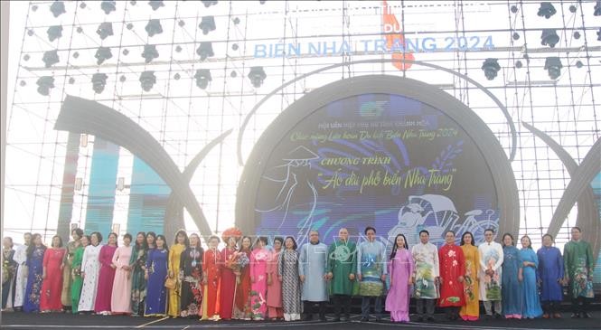 Ấn tượng cuộc diễu hành áo dài trên phố biển Nha Trang ảnh 3