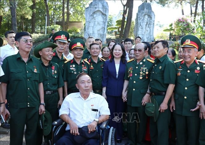 Phó Chủ tịch nước thăm, tặng quà Mẹ Việt Nam anh hùng và người có công tại Quảng Trị ảnh 3