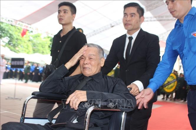 Người dân cả nước bày tỏ niềm tiếc thương “Người học trò xuất sắc của Bác Hồ” ảnh 4