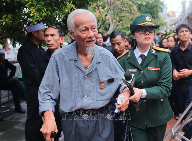 Người dân cả nước bày tỏ niềm tiếc thương “Người học trò xuất sắc của Bác Hồ” ảnh 1