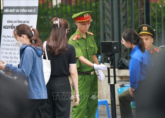 Người dân cả nước bày tỏ niềm tiếc thương “Người học trò xuất sắc của Bác Hồ” ảnh 3