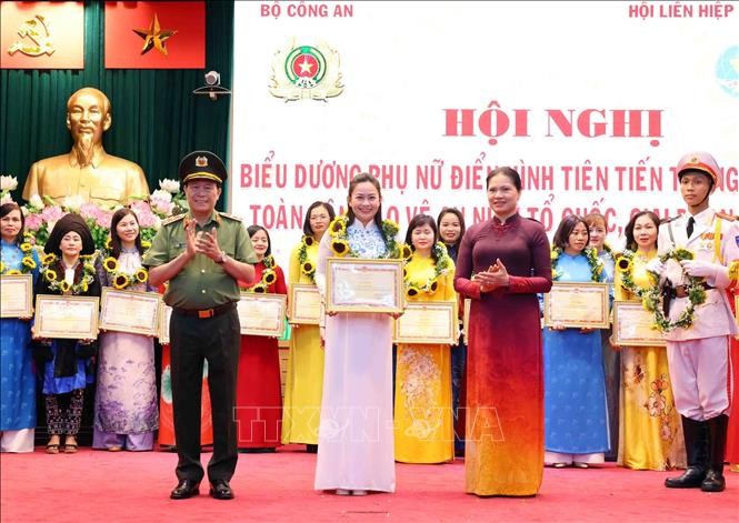 Tuyên dương phụ nữ tiêu biểu trong phong trào Toàn dân bảo vệ an ninh Tổ quốc ảnh 2