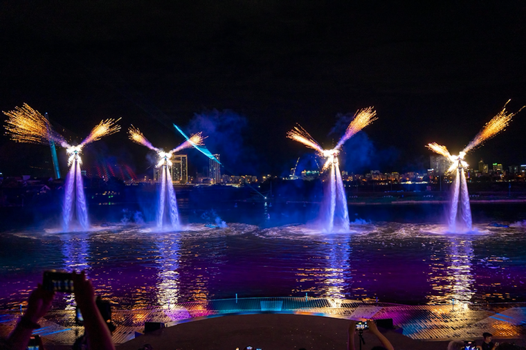 Show diễn với mức đầu tư hàng tỷ đồng mỗi đêm tại Đà Nẵng vừa bổ sung loạt hiệu ứng pháo hoa mới đẹp xuất sắc ảnh 1