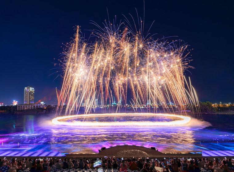 Show diễn với mức đầu tư hàng tỷ đồng mỗi đêm tại Đà Nẵng vừa bổ sung loạt hiệu ứng pháo hoa mới đẹp xuất sắc ảnh 4