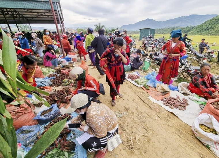 Công nhận Chợ phiên Tủa Chùa, Điện Biên trở thành điểm du lịch ảnh 1