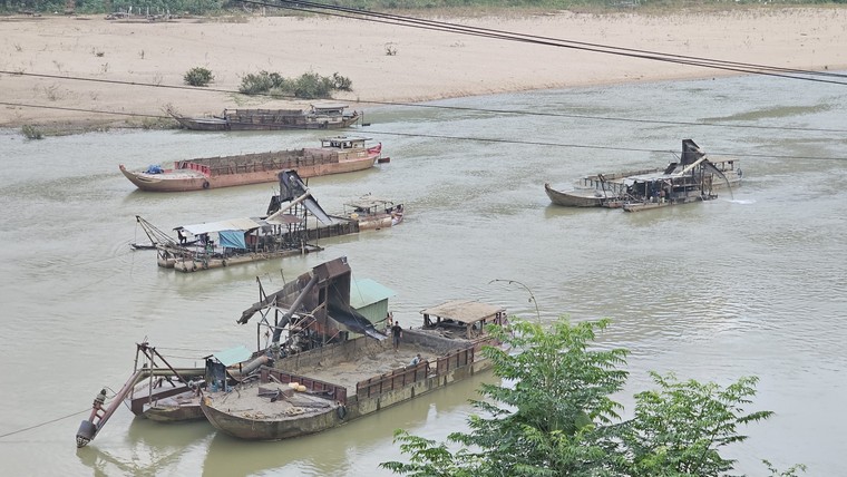 Quảng Nam: Hiểm hoạ khôn lường từ đoàn xe chở cát "hoành hành" quốc lộ ảnh 1