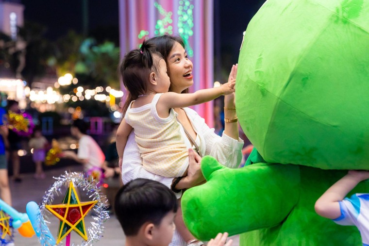 Vincom khởi động lễ hội trung thu 2024 "Moon Malliday – tùng dinh dinh, linh đình phá cỗ" ảnh 6