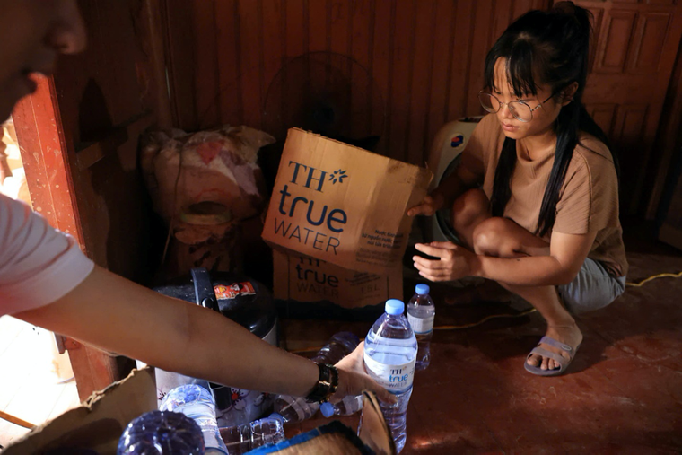 Những chuyến xe chở yêu thương hỗ trợ đồng bào vùng ngập lũ sau bão số 3 ảnh 5