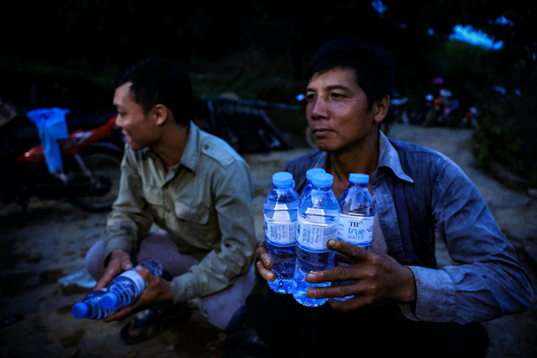 Những chuyến xe chở yêu thương hỗ trợ đồng bào vùng ngập lũ sau bão số 3 ảnh 8