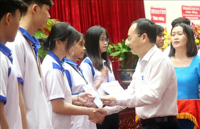 Cần Thơ: Những suất học bổng nghĩa tình tiếp sức học sinh, sinh viên đến trường ảnh 1
