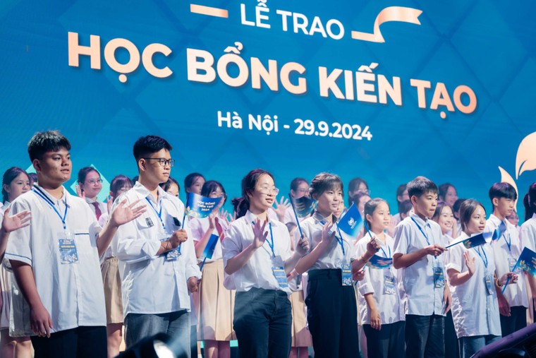 Vinschool trao học bổng kiến tạo cho 30 học sinh xuất sắc vượt khó ảnh 1