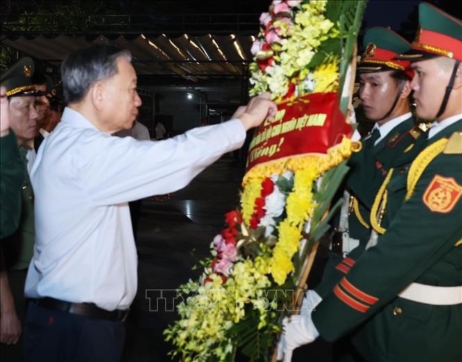 Tổng Bí thư, Chủ tịch nước Tô Lâm dâng hương tưởng nhớ các anh hùng liệt sỹ tại Quảng Trị ảnh 4