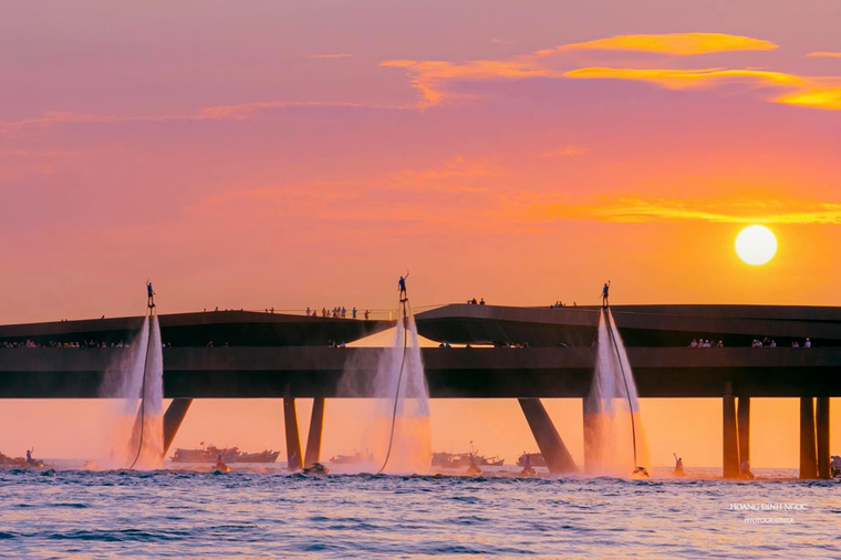 Cuộc chơi pháo hoa hàng đêm tại thị trấn Hoàng Hôn, Phú Quốc đã lên một tầm cao mới với pháo nước thắp sáng đại dương ảnh 4