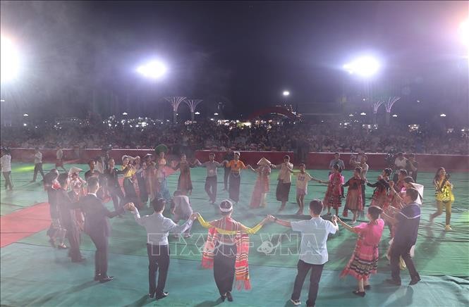 Gìn giữ văn hóa bản địa qua trang phục các dân tộc tỉnh Hòa Bình ảnh 1