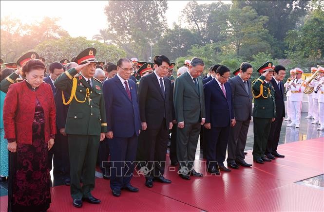 Lãnh đạo Đảng, Nhà nước, Quân ủy Trung ương, Bộ Quốc phòng vào Lăng viếng Chủ tịch Hồ Chí Minh ảnh 1