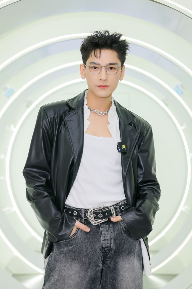 Isaac hoá "tổng tài" tại Sự kiện ra mắt Bộ Sưu Tập của mắt kính HMK ảnh 1