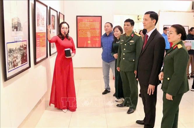 Triển lãm một số hình ảnh, tư liệu, sách “Đảng Cộng sản Việt Nam - 95 năm Sáng mãi niềm tin” ảnh 2