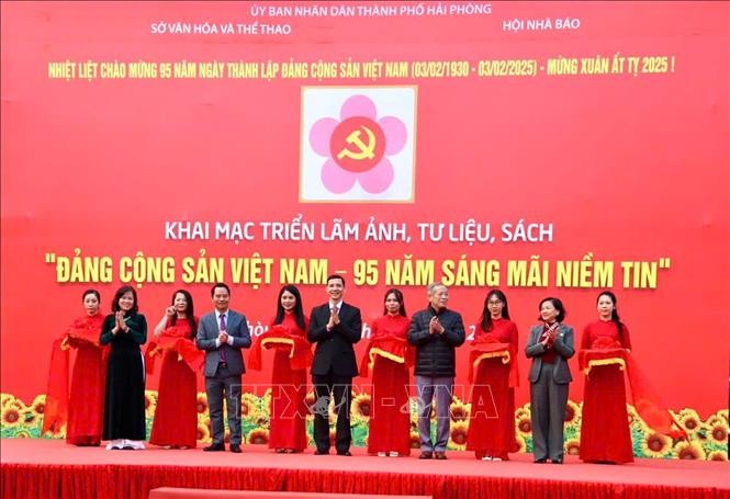 Triển lãm một số hình ảnh, tư liệu, sách “Đảng Cộng sản Việt Nam - 95 năm Sáng mãi niềm tin” ảnh 1
