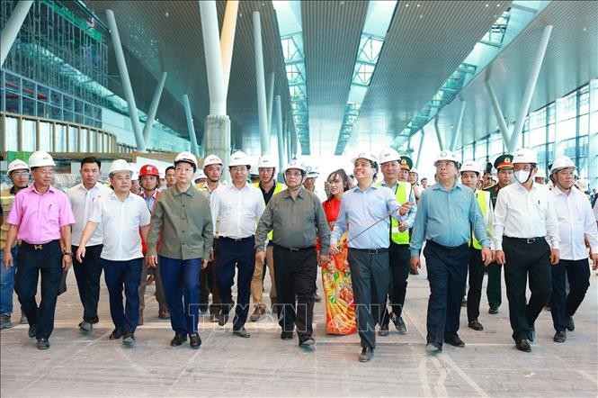 Thủ tướng Phạm Minh Chính kiểm tra, động viên, đôn đốc thi công các dự án hạ tầng giao thông khu vực phía Nam ảnh 1