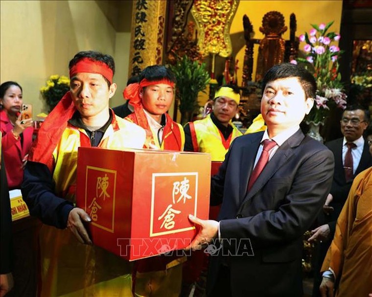 Lễ phát lương Đức Thánh Trần tại Đền Trần Thương (Hà Nam) ảnh 1