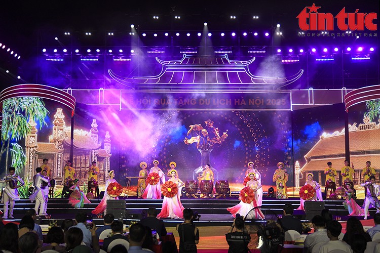 Hà Nội rực rỡ sắc màu di sản tại Lễ hội Quà tặng Du lịch 2025 ảnh 1
