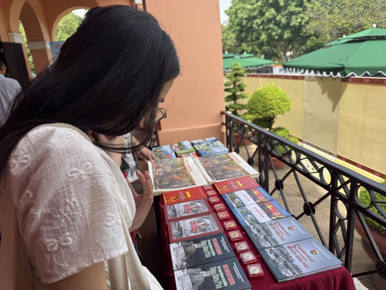 TP Hồ Chí Minh: Triển lãm tái hiện dấu ấn lịch sử và chân dung Chủ tịch Hồ Chí Minh ảnh 4