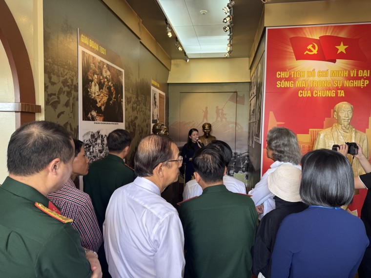 TP Hồ Chí Minh: Triển lãm tái hiện dấu ấn lịch sử và chân dung Chủ tịch Hồ Chí Minh ảnh 2