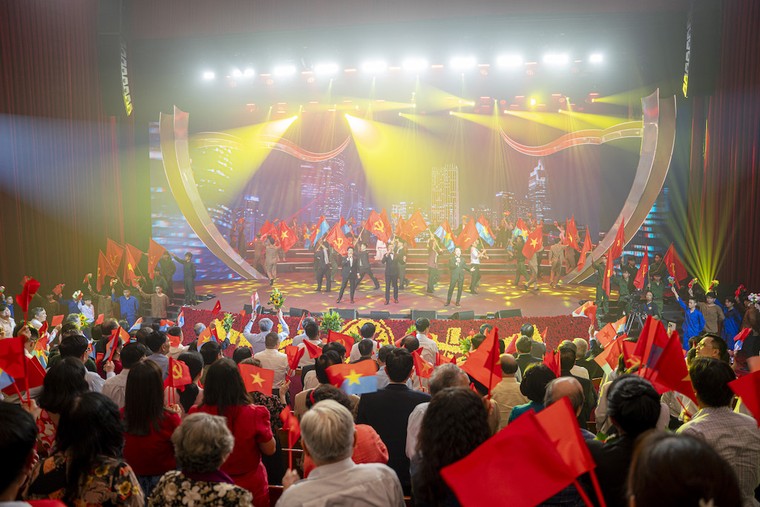 Chương trình nghệ thuật “Đảng trong mùa xuân đại thắng”: Sống dậy những cảm xúc thiêng liêng ảnh 1