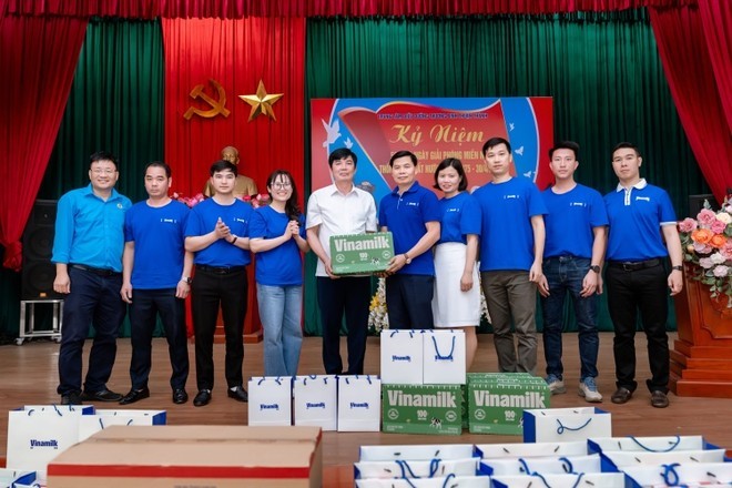 Vinamilk trao quà, thăm hỏi hơn 650 thương bệnh binh nhân dịp 50 năm ngày thống nhất đất nước ảnh 1