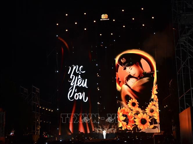 Hào hùng gala âm nhạc "Vinh quang Công an nhân dân Việt Nam" ảnh 1