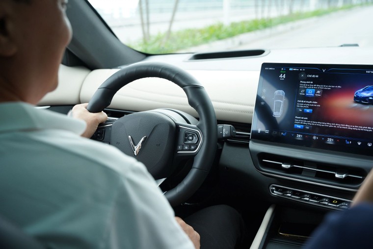 Trải nghiệm thực tế từ chủ xe VF 7: Thiết kế sang chảnh, vận hành như “báo săn” và chi phí 0 đồng ảnh 1