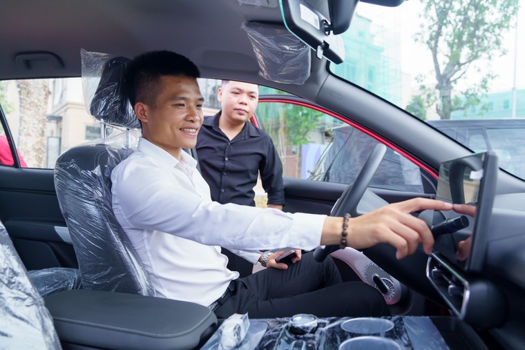 VinFast bàn giao lô xe Limo Green đầu tiên cho khách hàng ảnh 5