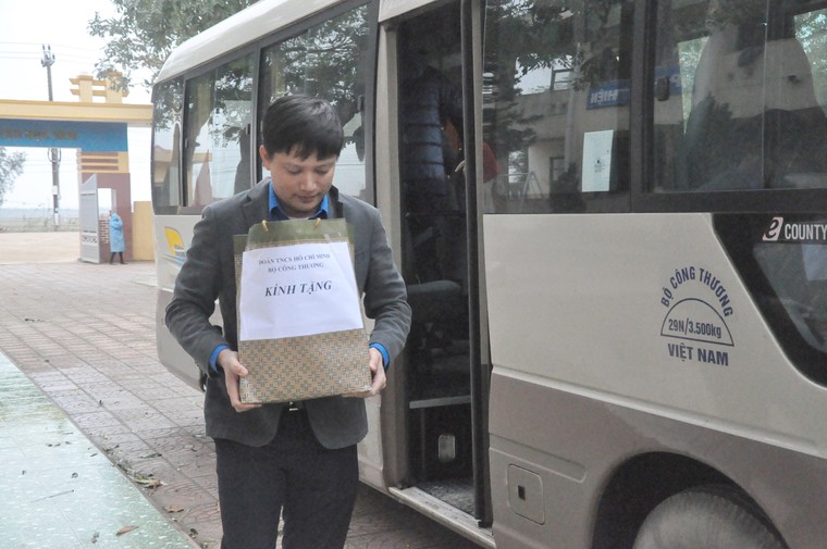 Chương trình 'Hướng về miền Trung ruột thịt': Sẻ chia yêu thương nơi vùng lũ Quảng Bình ảnh 2