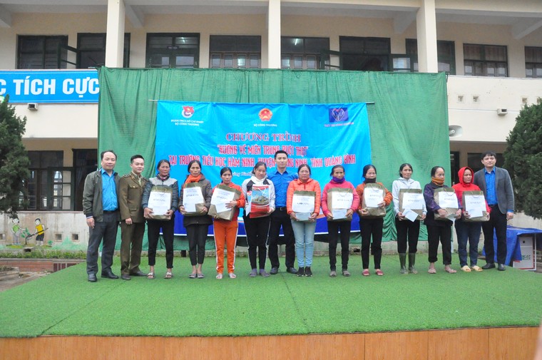 Chương trình 'Hướng về miền Trung ruột thịt': Sẻ chia yêu thương nơi vùng lũ Quảng Bình ảnh 14