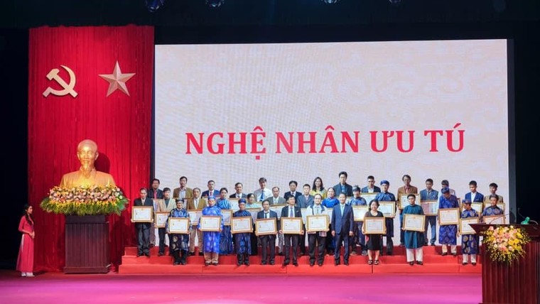 Vinh danh 'Nghệ nhân Nhân dân', 'Nghệ nhân Ưu tú' trong lĩnh vực thủ công mỹ nghệ ảnh 6