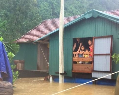 Cần xây dựng mô hình nhà ở an toàn cho người dân vùng bão lũ ảnh 2