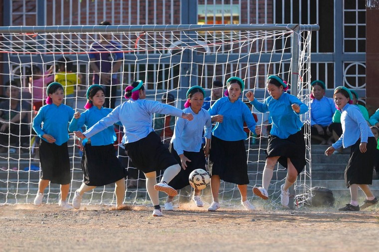 Về Bình Liêu xem các cô gái Sán Chỉ đá bóng ảnh 6