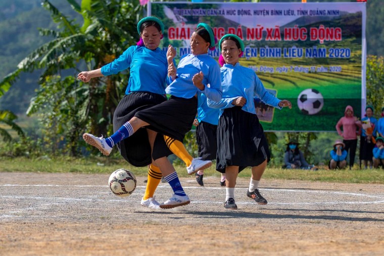 Về Bình Liêu xem các cô gái Sán Chỉ đá bóng ảnh 4