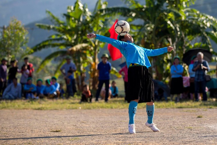 Về Bình Liêu xem các cô gái Sán Chỉ đá bóng ảnh 5