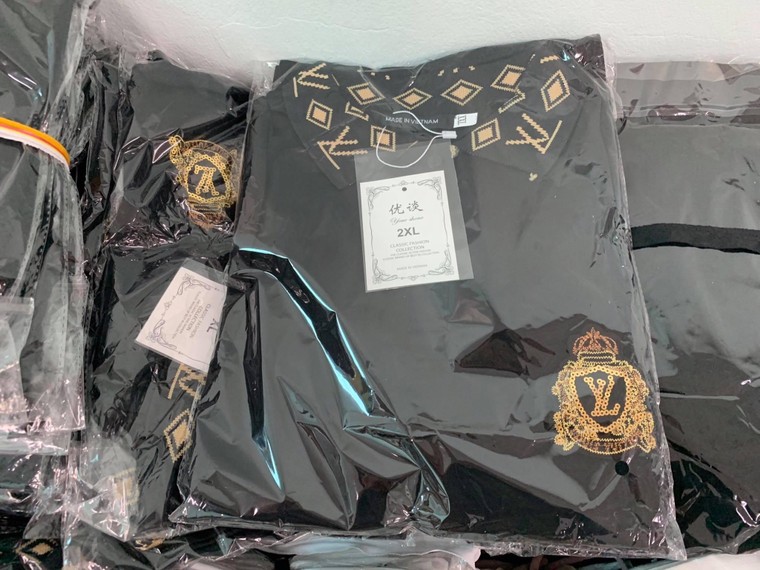 Hà Nội: Triệt phá kho hàng chứa hàng ngàn sản phẩm giả các nhãn hiệu LV, Gucci, Nike ảnh 3