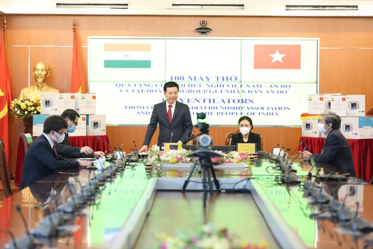 Trao tặng 100 máy thở cho nhân dân Ấn Độ ảnh 1