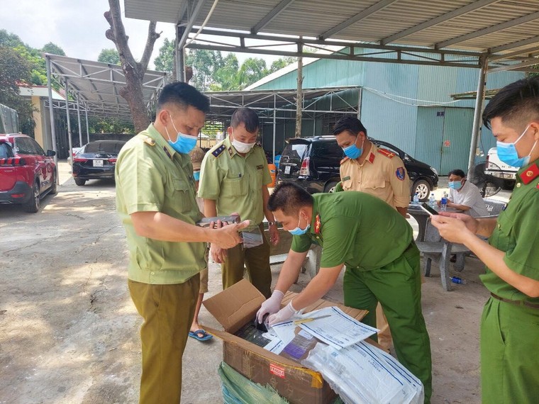 QLTT Bình Phước thu giữ hơn 7.500 điện thoại có dấu hiệu nhập lậu ảnh 1