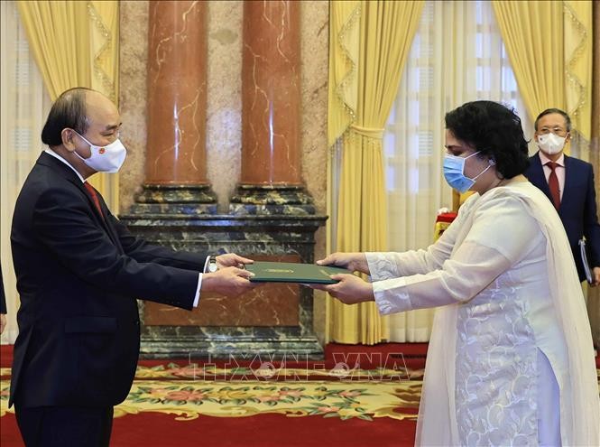 Chủ tịch nước Nguyễn Xuân Phúc tiếp các Đại sứ đến trình Quốc thư ảnh 4