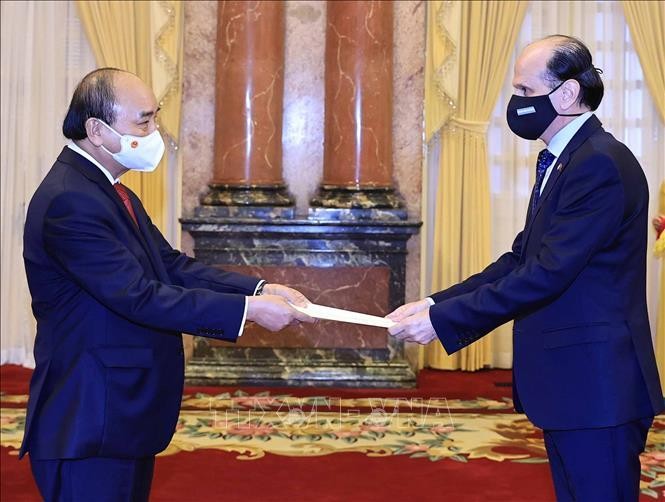 Chủ tịch nước Nguyễn Xuân Phúc tiếp các Đại sứ đến trình Quốc thư ảnh 7