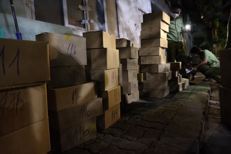 Hà Nội: Đột kích kho hàng nước hoa 'khủng" nghi giả mạo nhãn hiệu nổi tiếng ảnh 3