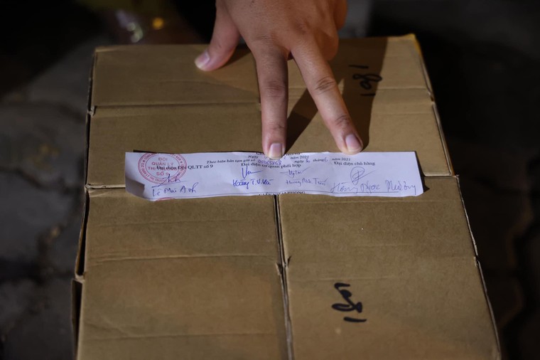 Hà Nội: Đột kích kho hàng nước hoa 'khủng" nghi giả mạo nhãn hiệu nổi tiếng ảnh 5