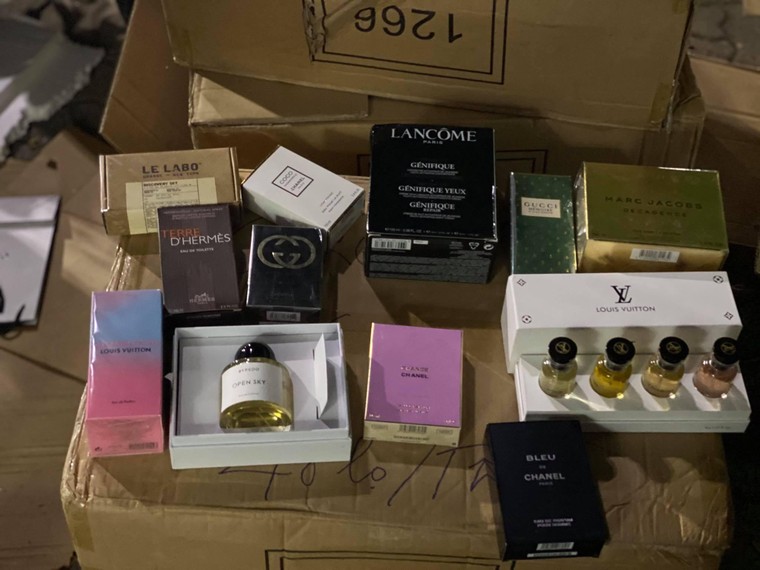 Hà Nội: Đột kích kho hàng nước hoa 'khủng" nghi giả mạo nhãn hiệu nổi tiếng ảnh 4