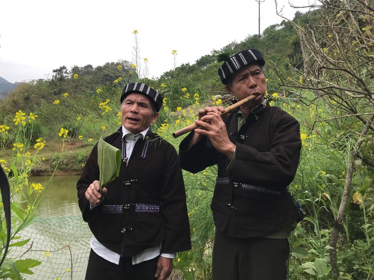 Về Bản Hon nghe sáo đôi của những chàng trai Lự ảnh 1